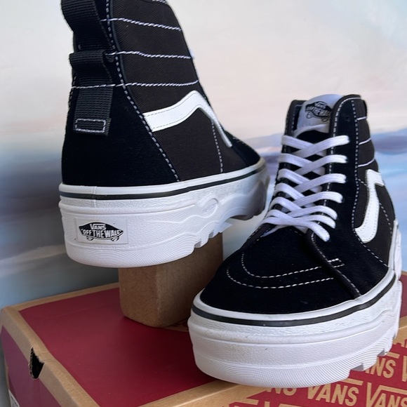 Vans WMNS Sentry Sk8-Hi
Black/White
VN0A5KY5BA2
Sneakers - Picture 11 of 16